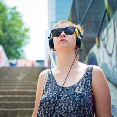 güzel şık modern genç kadın müzik