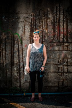 güzel şık modern genç kadın