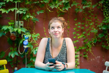 güzel şık modern genç kadın telefon