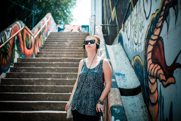 Hermosa mujer joven con estilo moderno escuchando música —  Fotos de Stock