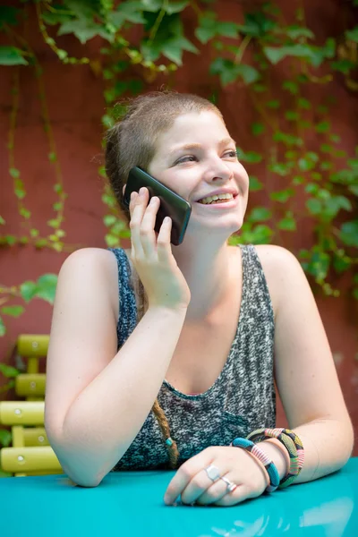 Hermosa mujer joven moderna con estilo en el teléfono — Foto de Stock