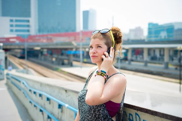 Hermosa mujer joven moderna con estilo en el teléfono —  Fotos de Stock