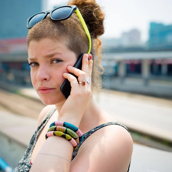 Hermosa mujer joven moderna con estilo en el teléfono — Foto de Stock