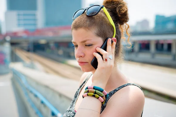 Cantik gaya wanita muda modern di telepon — Stok Foto