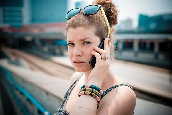 Bela elegante jovem mulher moderna no telefone — Fotografia de Stock