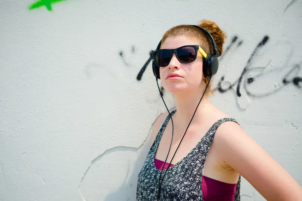 सुंदर स्टाइलिश आधुनिक युवा महिला संगीत सुन रही — स्टॉक फ़ोटो, इमेज