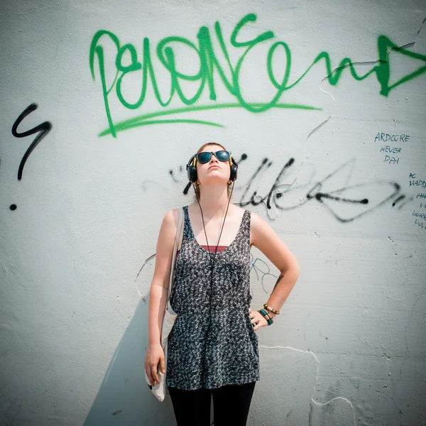 Beautiful stylish modern young woman listening to music — Stock Photo, Image