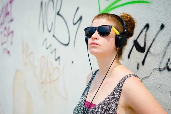 Bella elegante giovane donna moderna ascoltando musica — Foto Stock