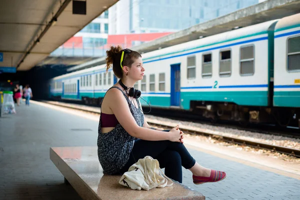 Bela elegante jovem mulher moderna trem de espera — Fotografia de Stock