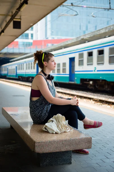 Krásná stylová moderní mladá žena čeká vlak — Stock fotografie
