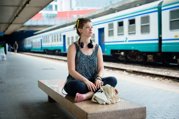 Krásná stylová moderní mladá žena čeká vlak — Stock fotografie