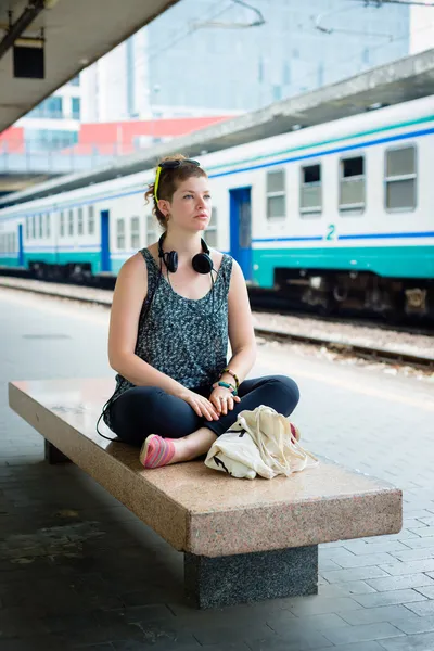 Krásná stylová moderní mladá žena čeká vlak — Stock fotografie