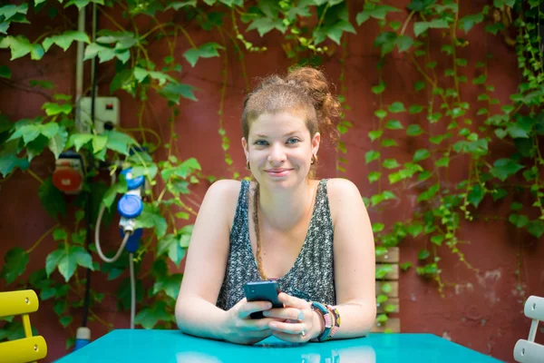 Bella elegante giovane donna moderna al telefono — Foto Stock