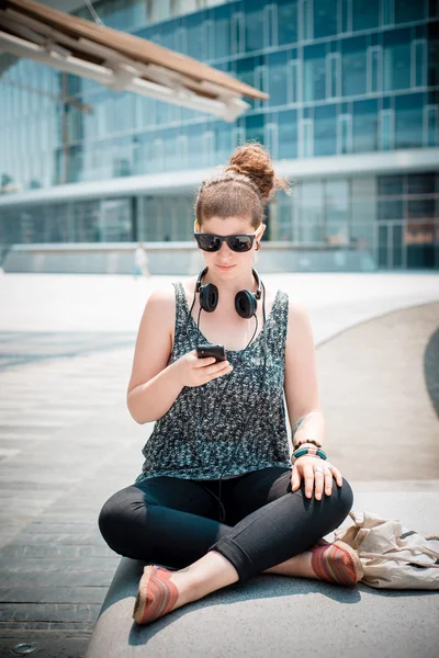 Bela elegante jovem mulher moderna no telefone — Fotografia de Stock