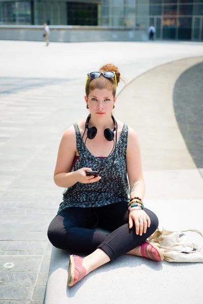 Bela elegante jovem mulher moderna no telefone — Fotografia de Stock