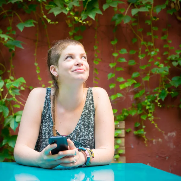 Mooie stijlvolle moderne jonge vrouw op de telefoon — Stockfoto