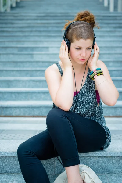 Όμορφη κομψή σύγχρονη νεαρή γυναίκα που ακούτε μουσική — Φωτογραφία Αρχείου