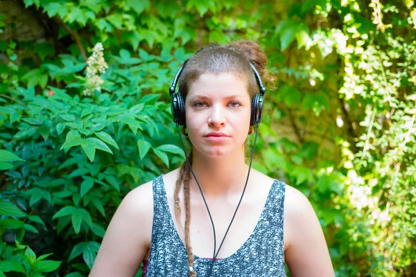 Mooie stijlvolle moderne jonge vrouw luisteren naar muziek — Stockfoto