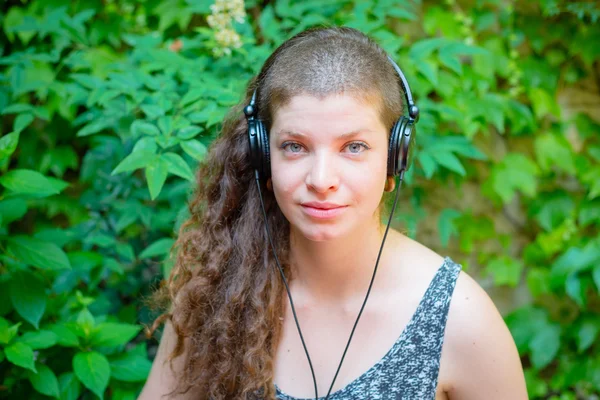 Schöne stilvolle moderne Frau, die Musik hört — Stockfoto