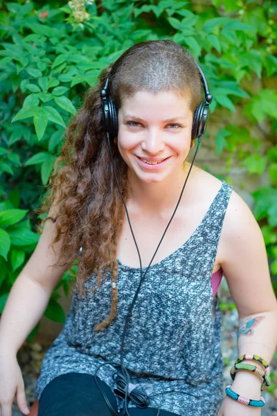 Bella elegante giovane donna moderna ascoltando musica — Foto Stock