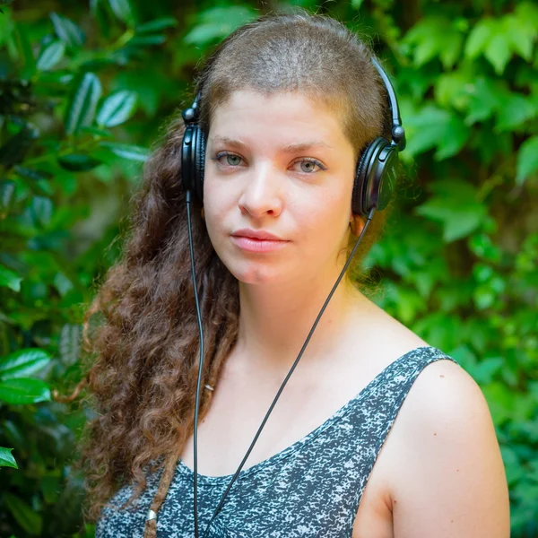 Schöne stilvolle moderne Frau, die Musik hört — Stockfoto