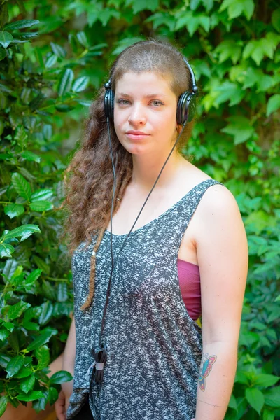 Vacker elegant modern ung kvinna lyssna på musik — Stockfoto