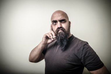 düşünceli sakallı adam