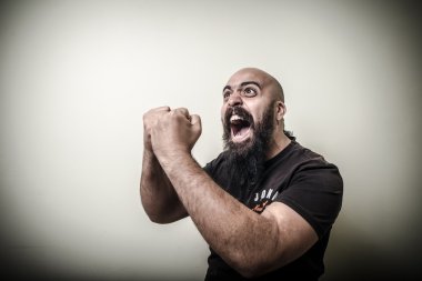 kazanan sakallı adam