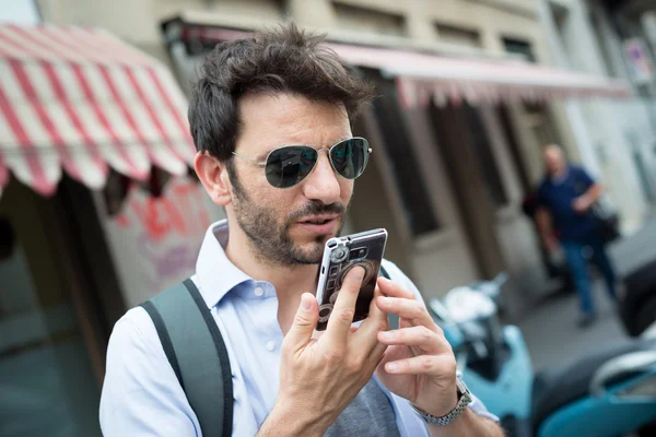 Adam sokakta telefon — Stok fotoğraf