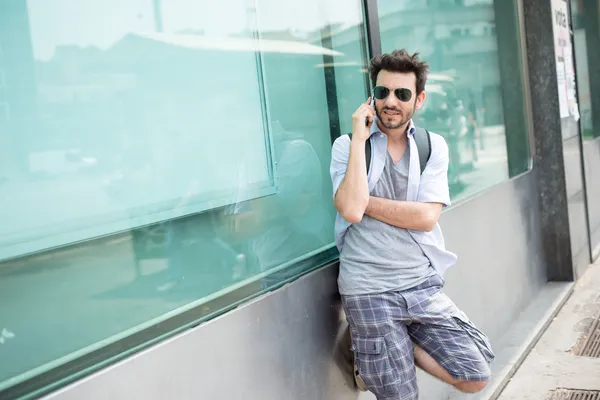 Homme dans la rue au téléphone — Photo