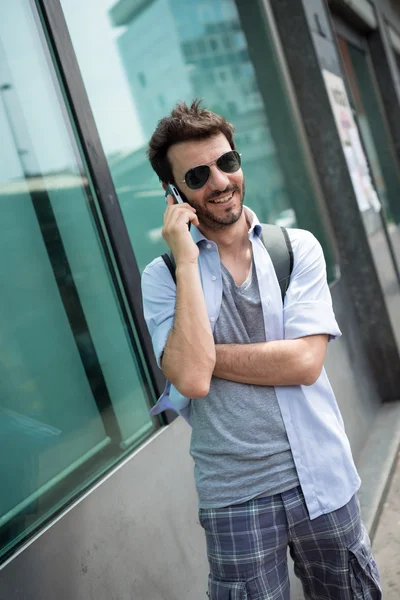 Adam sokakta telefon — Stok fotoğraf