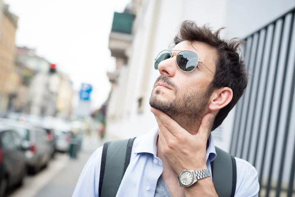 Man går på gatan — Stockfoto