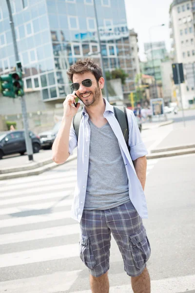 Человек на улице по телефону — стоковое фото