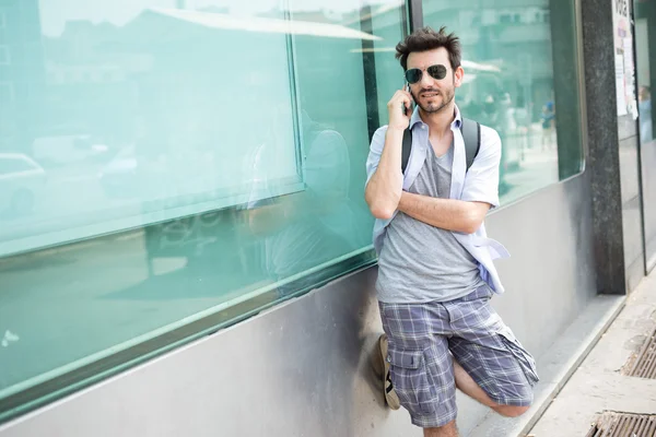 Homme dans la rue au téléphone — Photo