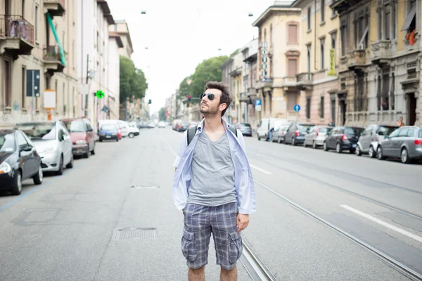 Hombre caminando en la calle — Foto de Stock