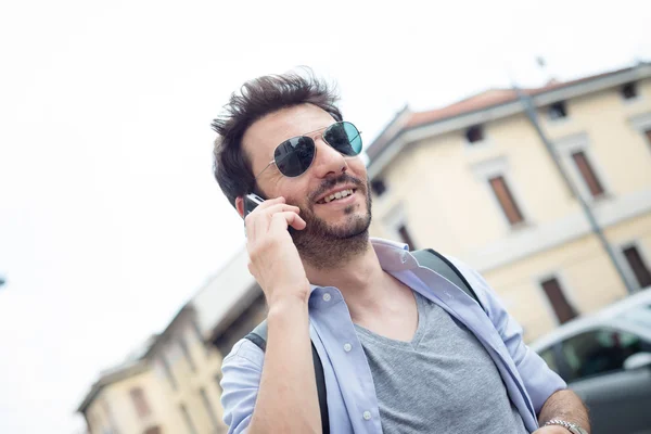 Mann auf der Straße am Telefon — Stockfoto