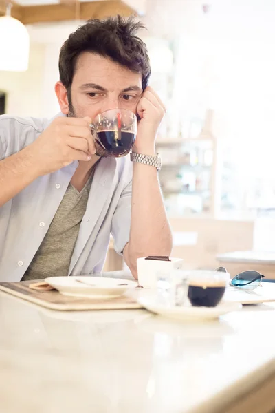 Man at the bar drinking coffee — Stock Photo, Image