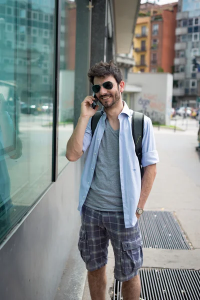 Hombre en la calle en el teléfono —  Fotos de Stock