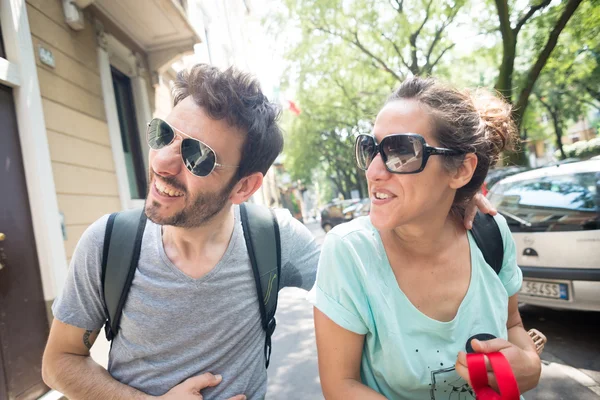 Couple waking in the street — Stock Photo, Image