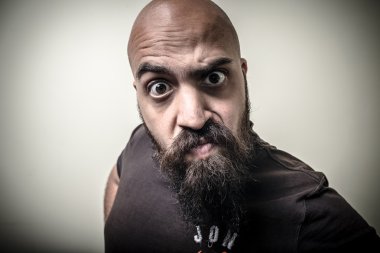 sakallı adam kamera komik garip bir ifadeyle bakıyor