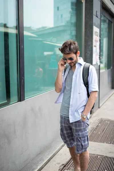 Człowiek na ulicy na telefon — Zdjęcie stockowe