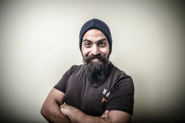 Sonriente hombre barbudo con gorra — Foto de Stock