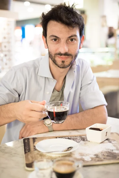 Άνθρωπος στο μπαρ πίνοντας καφέ — Φωτογραφία Αρχείου