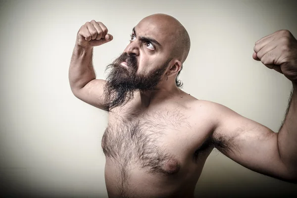 Super moc zły mięśni brodaty mężczyzna — Zdjęcie stockowe