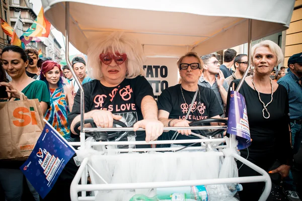 2013 年 6 月 29 日にミラノでゲイプライド パレード — ストック写真