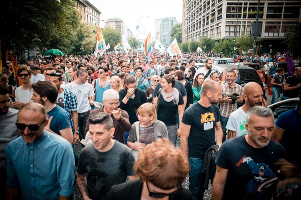 2013 年 6 月 29 日にミラノでゲイプライド パレード — ストック写真