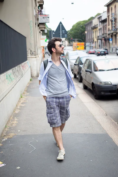Sokakta yürüyen bir adam — Stok fotoğraf