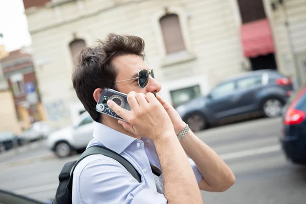 Homme dans la rue au téléphone — Photo