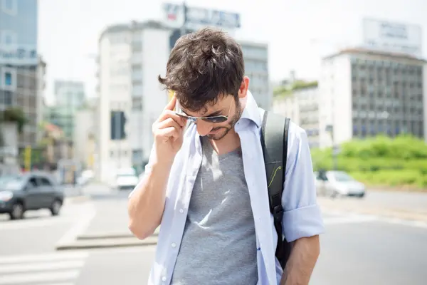 在电话里的男人在街上 — 图库照片