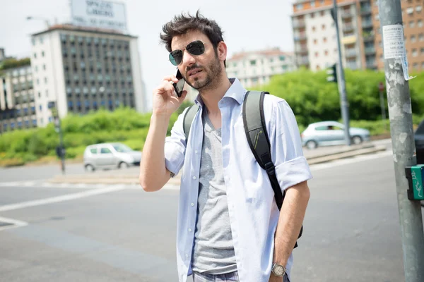 Uomo per strada al telefono — Foto Stock